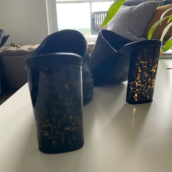 Black leather mules. Spanish brand, L’intervalle. Four-inch heel. - Picture 4 of 4